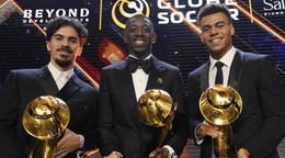 V strede Ousmane Dembelé s ocenením Globe Soccer Awards.