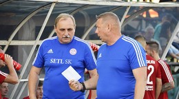 Vľavo tréner Pavel Piršč.