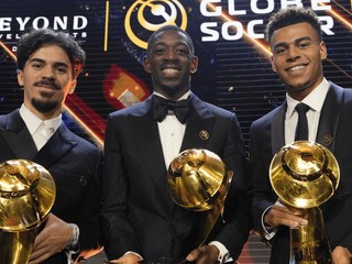 V strede Ousmane Dembelé s ocenením Globe Soccer Awards.