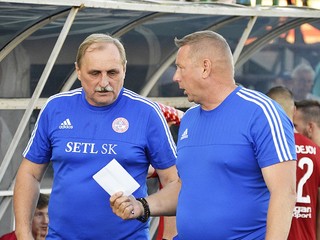 Vľavo tréner Pavel Piršč.