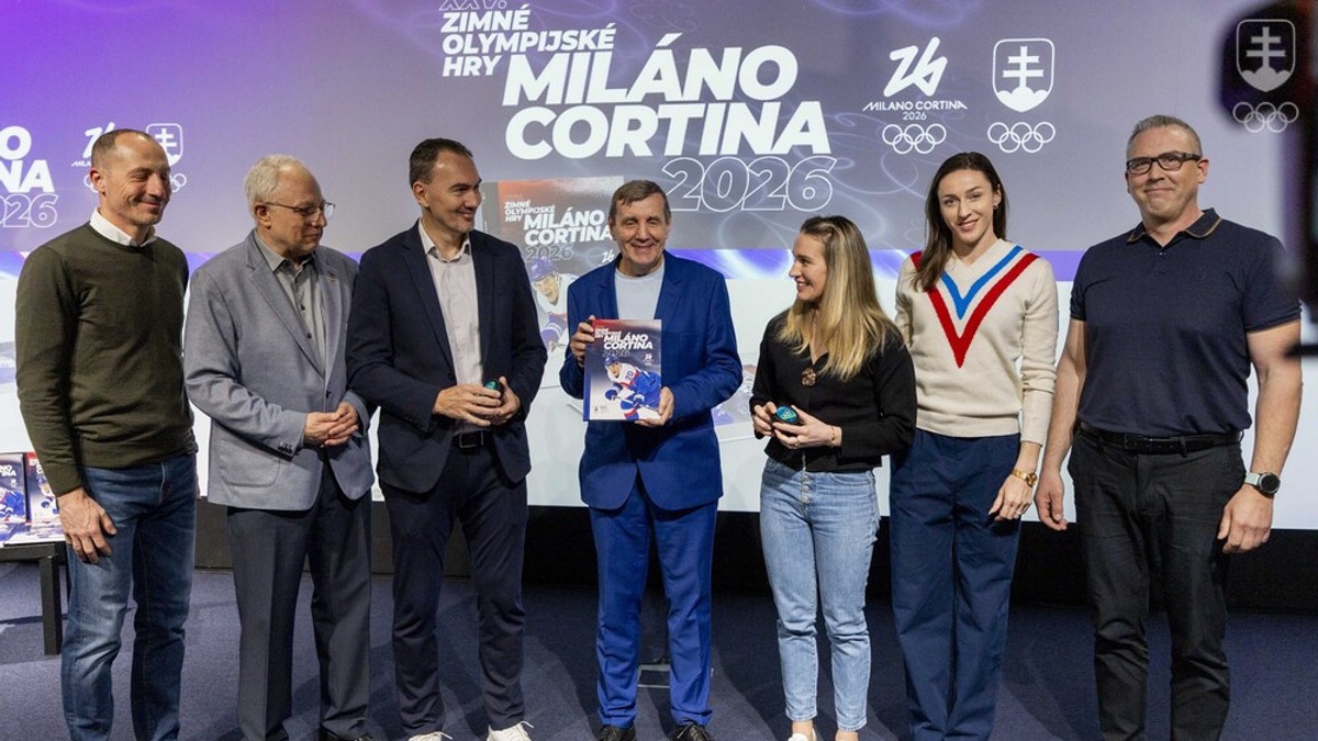 Na momentke z uvedenia knižnej pamätnice SOŠV zo ZOH 2026 zľava vydavateľ Martin Henc, hlavný autor a koordinátor projektu knihy Ľubomír Souček, prezident SZĽH Miroslav Šatan, zostavovateľ Michal Zeman, olympioničky Paulína Bátovská Fialková a Lucia Mokrášová, i grafik Peter Buček.