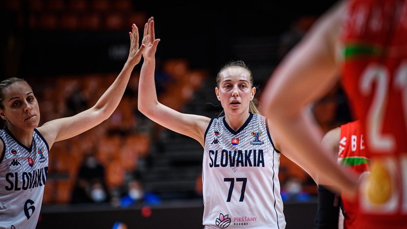Nikola Dudášová (v strede) a Timea Sujová na ME v basketbale žien 2021.