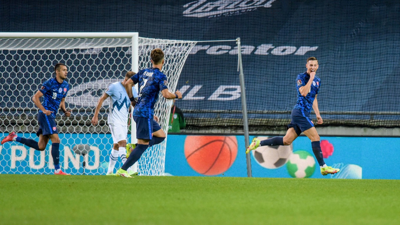 Róbert Boženík sa teší po strelenom góle v zápase Slovinsko - Slovensko, kvalifikácia na MS vo futbale 2021.