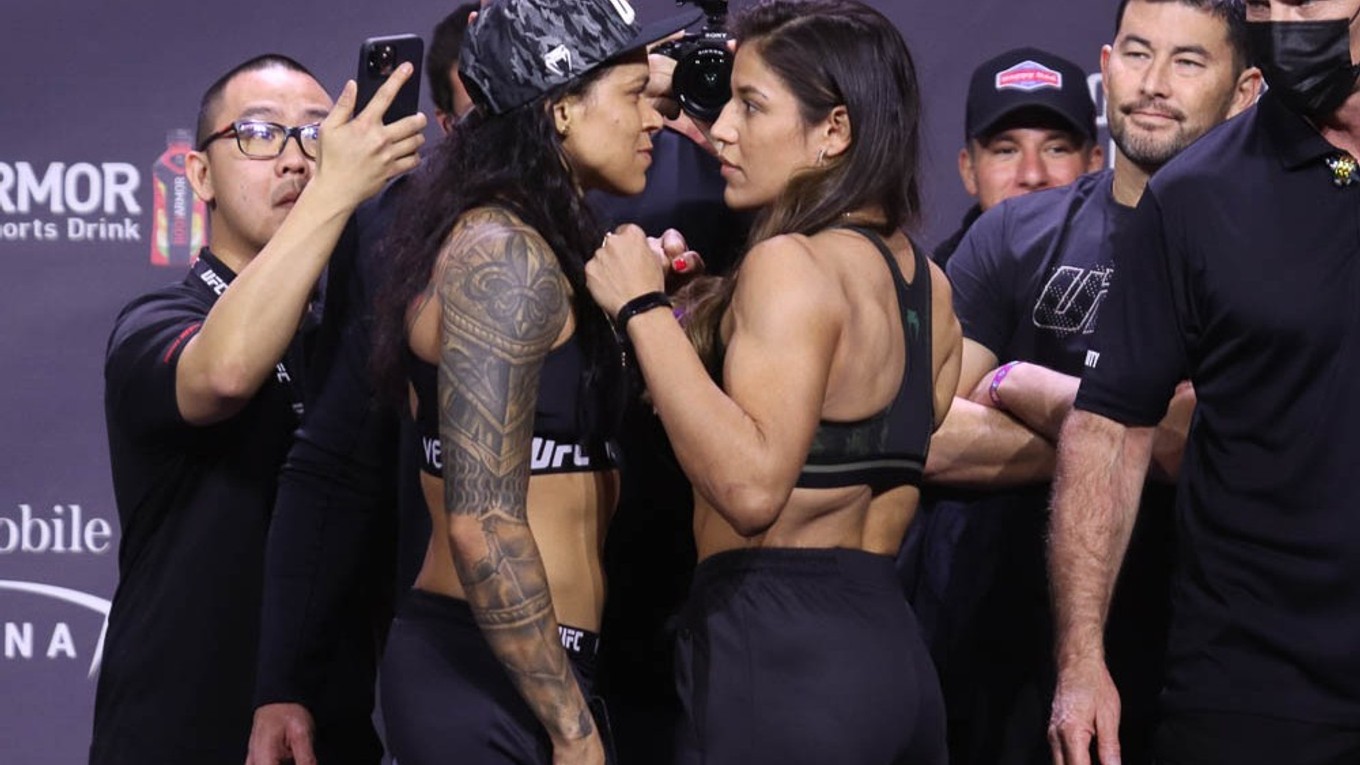 Amanda Nunes a Julianna Peña.