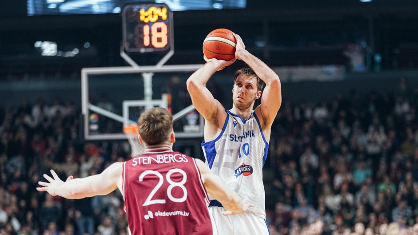 Vladimír Brodziansky v dueli proti Lotyšsku.