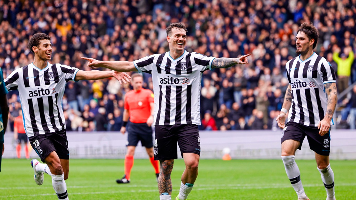 Futbalisti Heracles Almelo oslavujú gól.