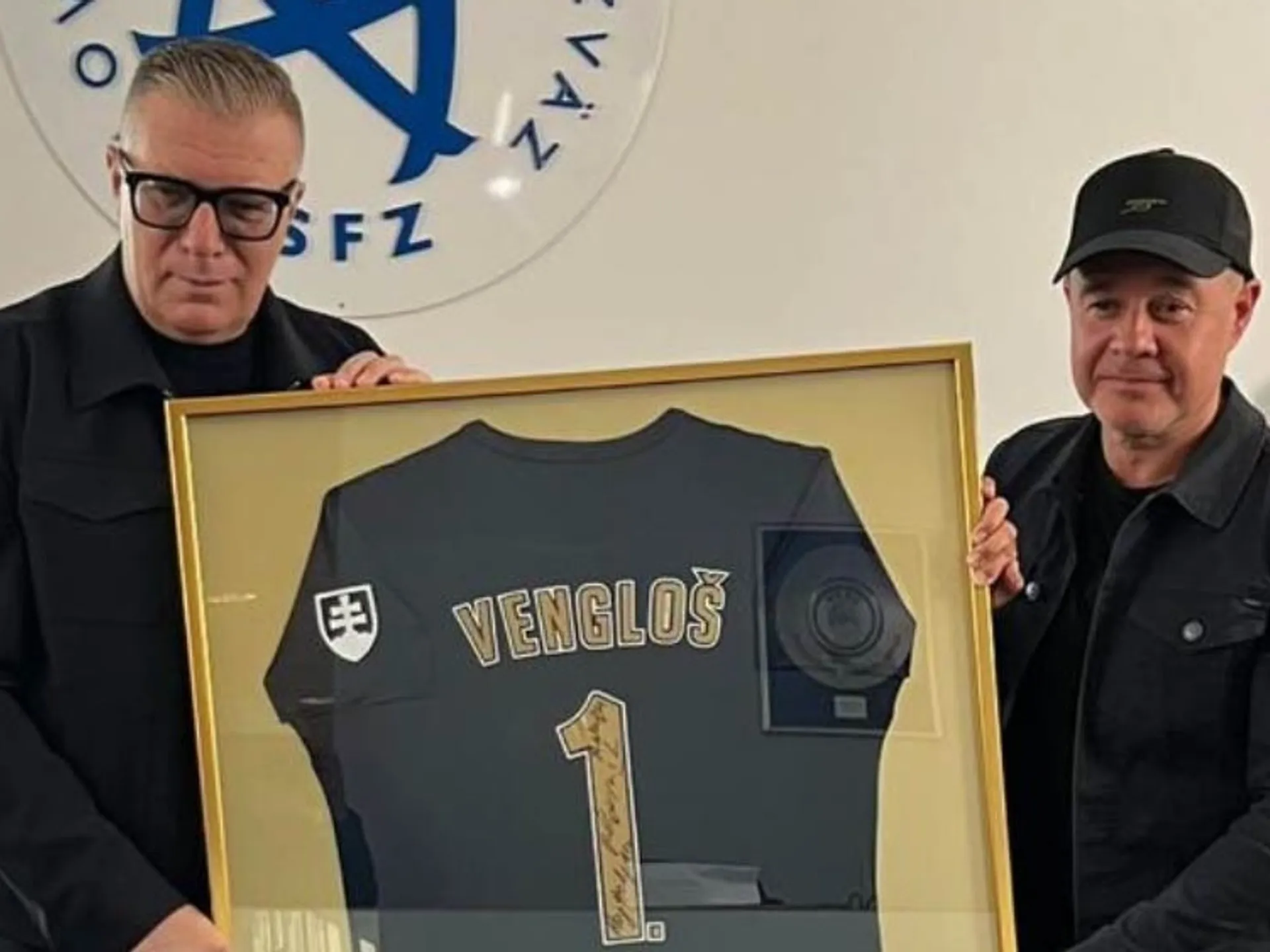 Zľava prezident SFZ Ján Kováčik a producent filmu "Joe The First" Branko Cap.