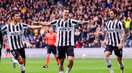 Futbalisti Heracles Almelo oslavujú gól.