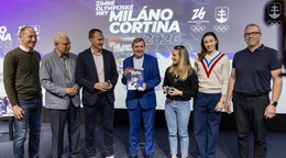 Na momentke z uvedenia knižnej pamätnice SOŠV zo ZOH 2026 zľava vydavateľ Martin Henc, hlavný autor a koordinátor projektu knihy Ľubomír Souček, prezident SZĽH Miroslav Šatan, zostavovateľ Michal Zeman, olympioničky Paulína Bátovská Fialková a Lucia Mokrášová, i grafik Peter Buček.