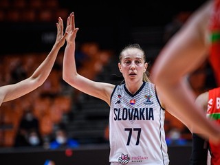 Nikola Dudášová (v strede) a Timea Sujová na ME v basketbale žien 2021.