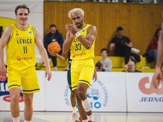 Basketbalisti Levíc v zápase proti Oradei. 