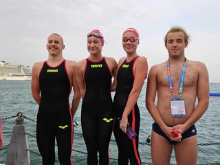 Slovenská štafeta v diaľkovom plávaní na majstrovtsvách sveta Richard Urban (zľava), Karolín Valko, Lucia Slamová a Tomáš Peciar.