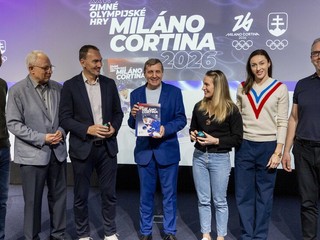 Na momentke z uvedenia knižnej pamätnice SOŠV zo ZOH 2026 zľava vydavateľ Martin Henc, hlavný autor a koordinátor projektu knihy Ľubomír Souček, prezident SZĽH Miroslav Šatan, zostavovateľ Michal Zeman, olympioničky Paulína Bátovská Fialková a Lucia Mokrášová, i grafik Peter Buček.