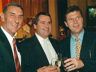 Andrej Kvašňák (vľavo) s Alexandrom Rezešom (v strede) a Jozefom Chovancom na oslave zisku 25. majstrovského titulu Sparty Praha v roku 1998.
