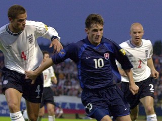 Peter Babnič v súboji proti Anglicku na ME 2000 hráčov do 21 rokov. 