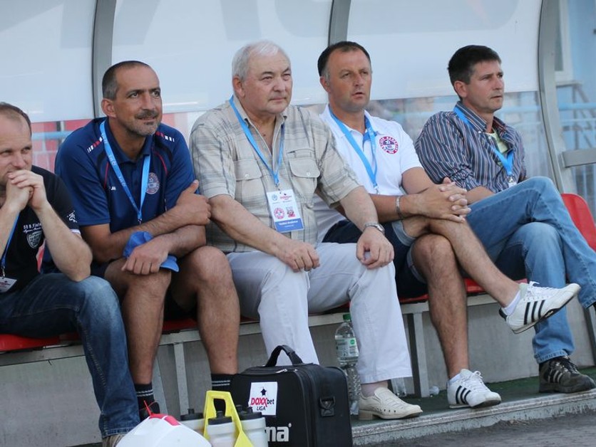 Vasil Baranok (v strede) na lavičke Bardejova.