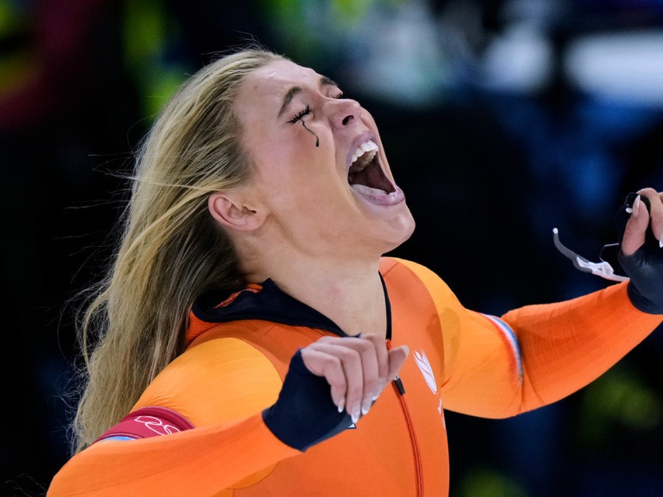 Jutta Leerdamová oslavuje zlatú medailu na ZOH 2026.