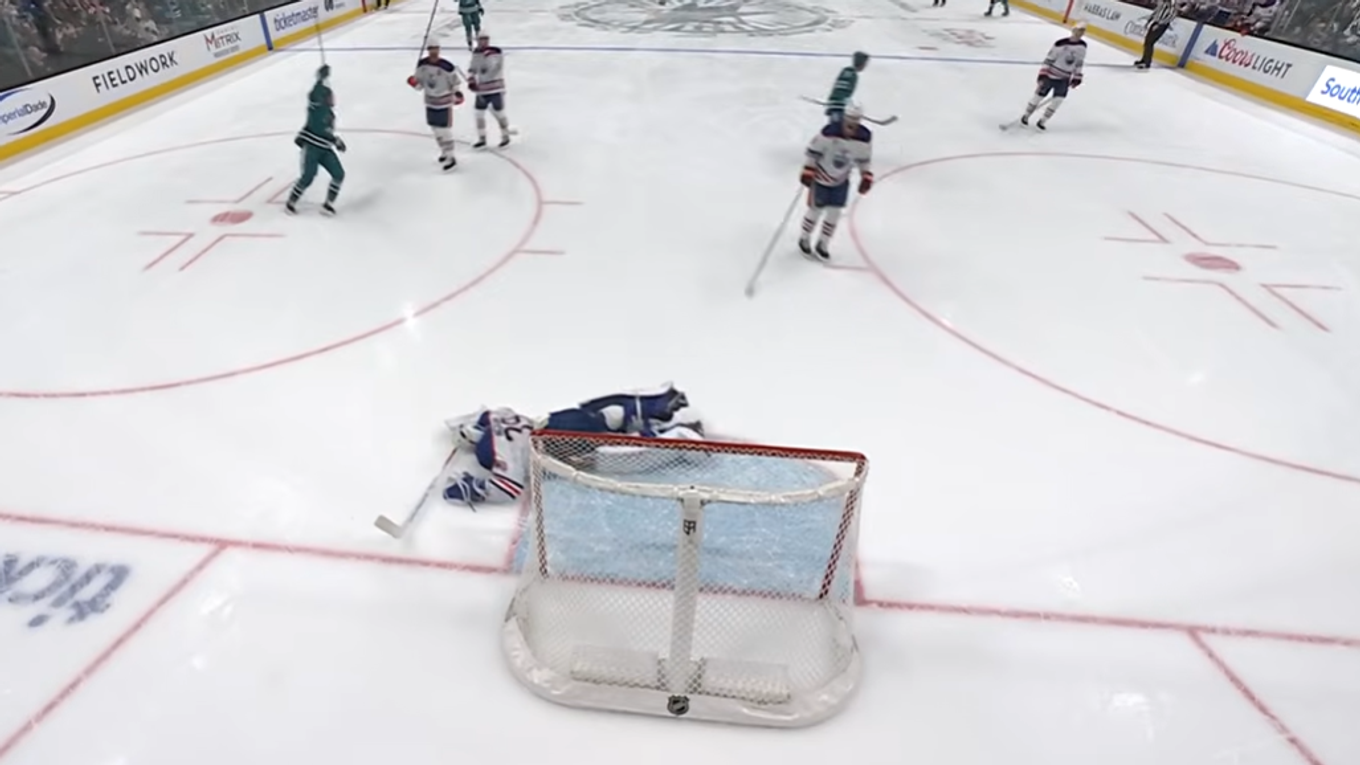 Brankár Edmontonu po chybe dostal gól do prázdnej bránky