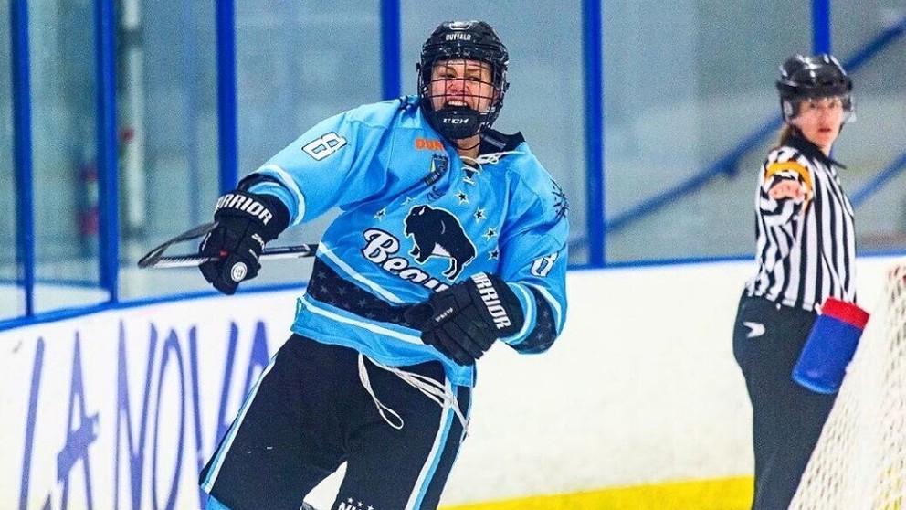 Iveta Klimášová v drese Buffalo Beauts.
