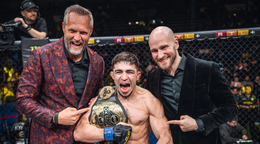 Magomed Machaev po zisku titulu OKTAGONu.