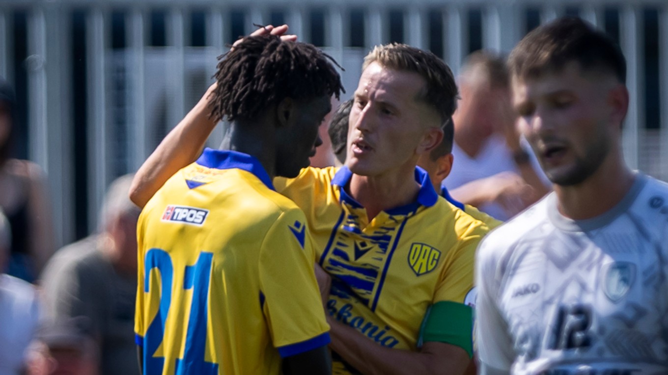 V stretnutí Dunajská Streda B – Beluša zvýšil Senegalčan Gueye (21) na konečných 4:0, vedľa kapitán domácich Péter Nagy.