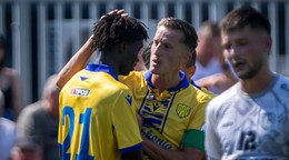 V stretnutí Dunajská Streda B – Beluša zvýšil Senegalčan Gueye (21) na konečných 4:0, vedľa kapitán domácich Péter Nagy.