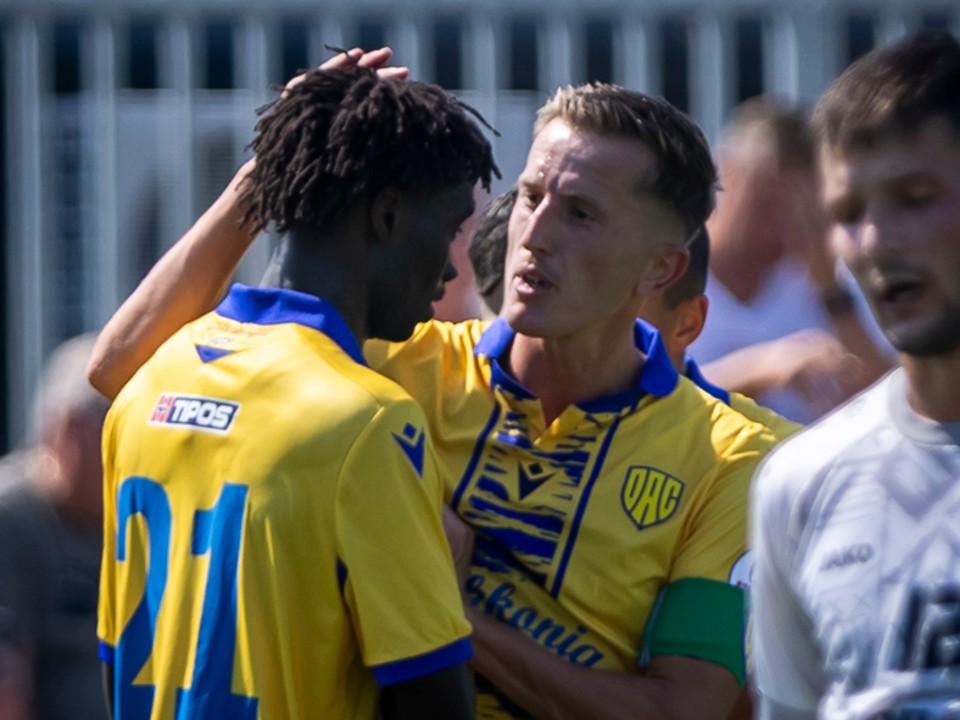 V stretnutí Dunajská Streda B – Beluša zvýšil Senegalčan Gueye (21) na konečných 4:0, vedľa kapitán domácich Péter Nagy.