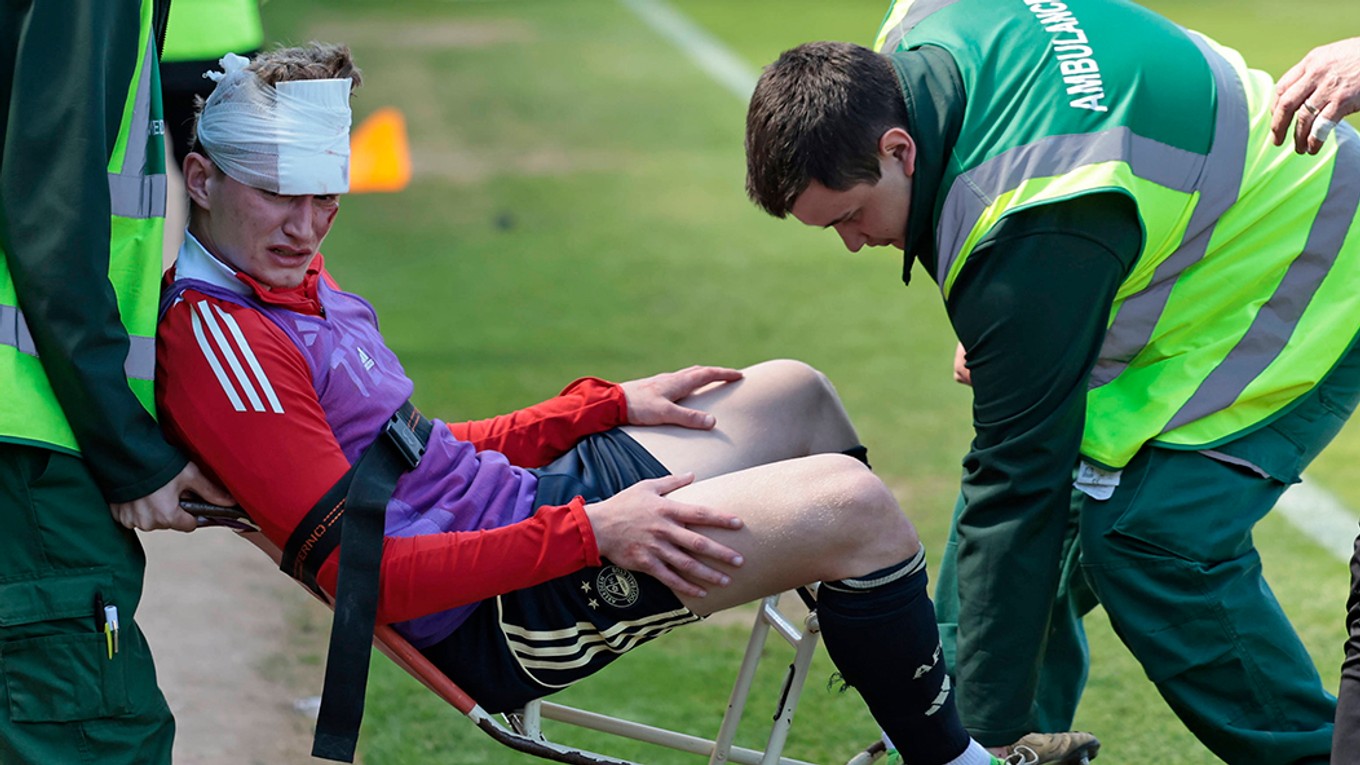 Jack MacKenzie po zásahu stoličkou do hlavy