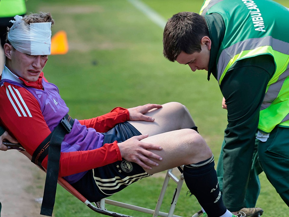 Jack MacKenzie po zásahu stoličkou do hlavy