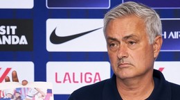 José Mourinho počas tlačovej konferencie.