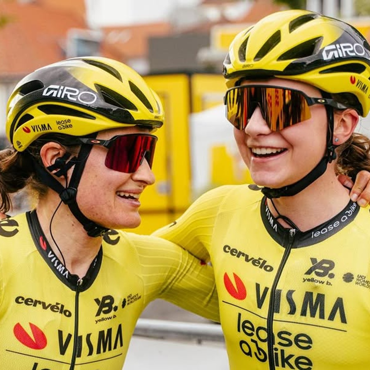 Viktória Chladoňová (vpravo) v drese tímu Visma-Lease a Bike.