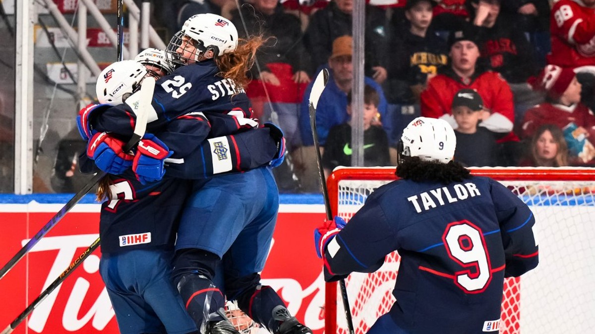 Americké hokejistky oslavujú titul.