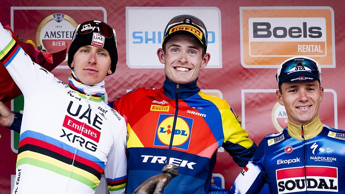 Pódium na Amstel Gold Race 2026. 