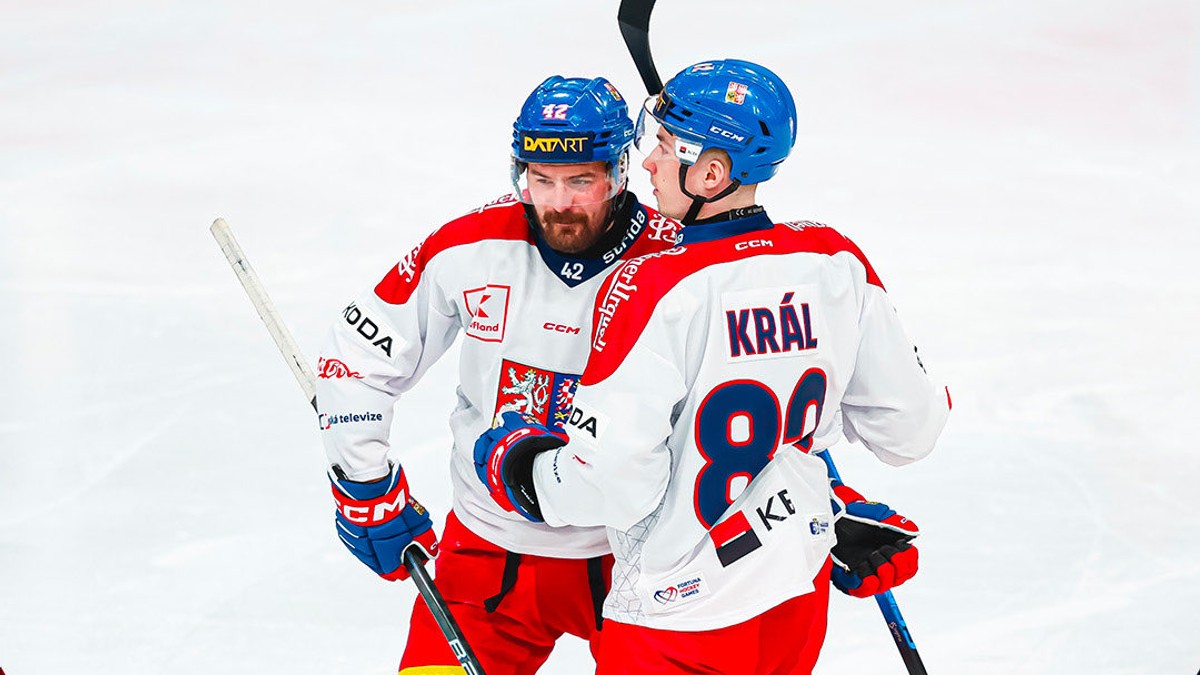 Českí hráči oslavujú gól.