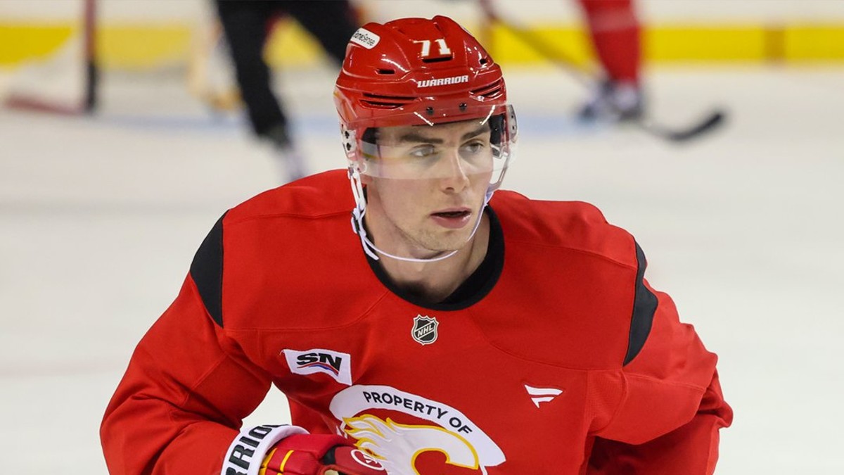 Šimon Nemec v drese Calgary Flames pred štartom sezóny 2026/27. 