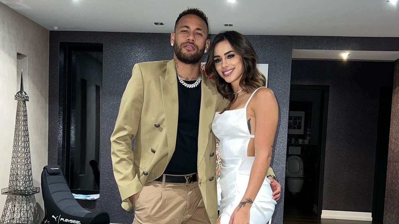 Brazílsky futbalista Neymar so svojou partnerkou Brunou Biancardiovou.