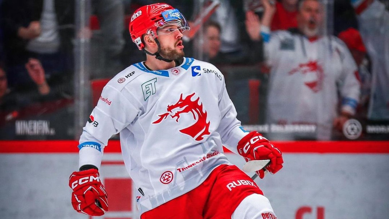 Radostné gesto třineckého útočníka Libora Hudáčka.