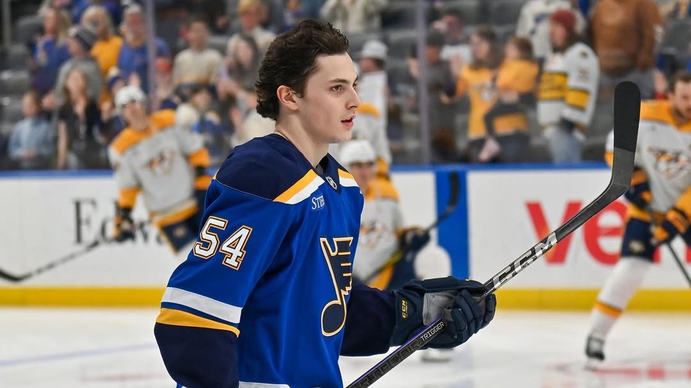 Dalibor Dvorský počas debutu v NHL za tím St. Louis Blues. 