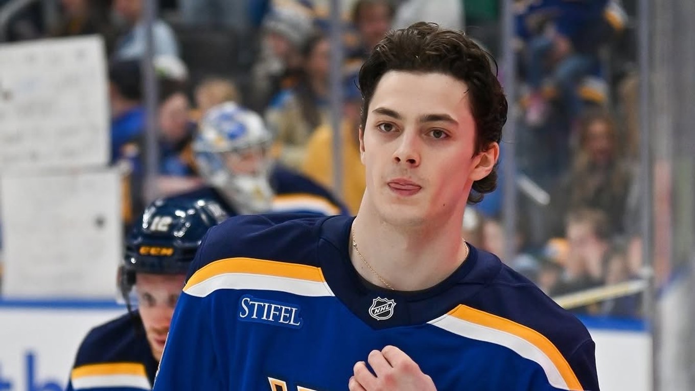 Dalibor Dvorský počas debutu v NHL za tím St. Louis Blues. 