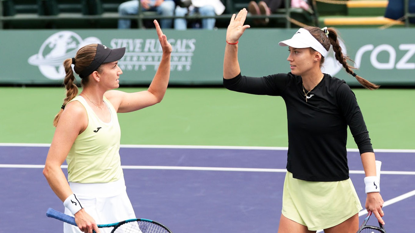 Olivia Nichollsová (vľavo) a Tereza Mihalíková na turnaji v Indian Wells 2025.