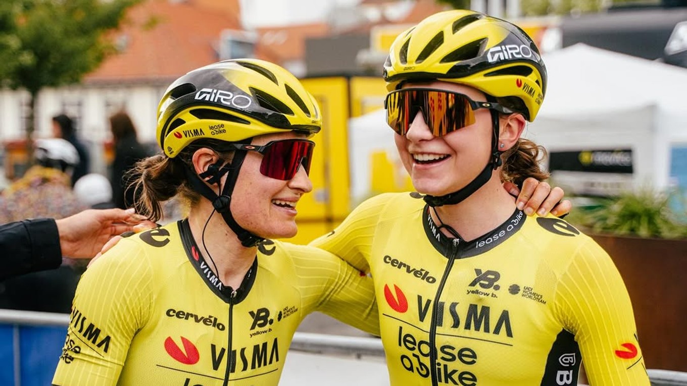 Viktória Chladoňová (vpravo) v drese tímu Visma-Lease a Bike.