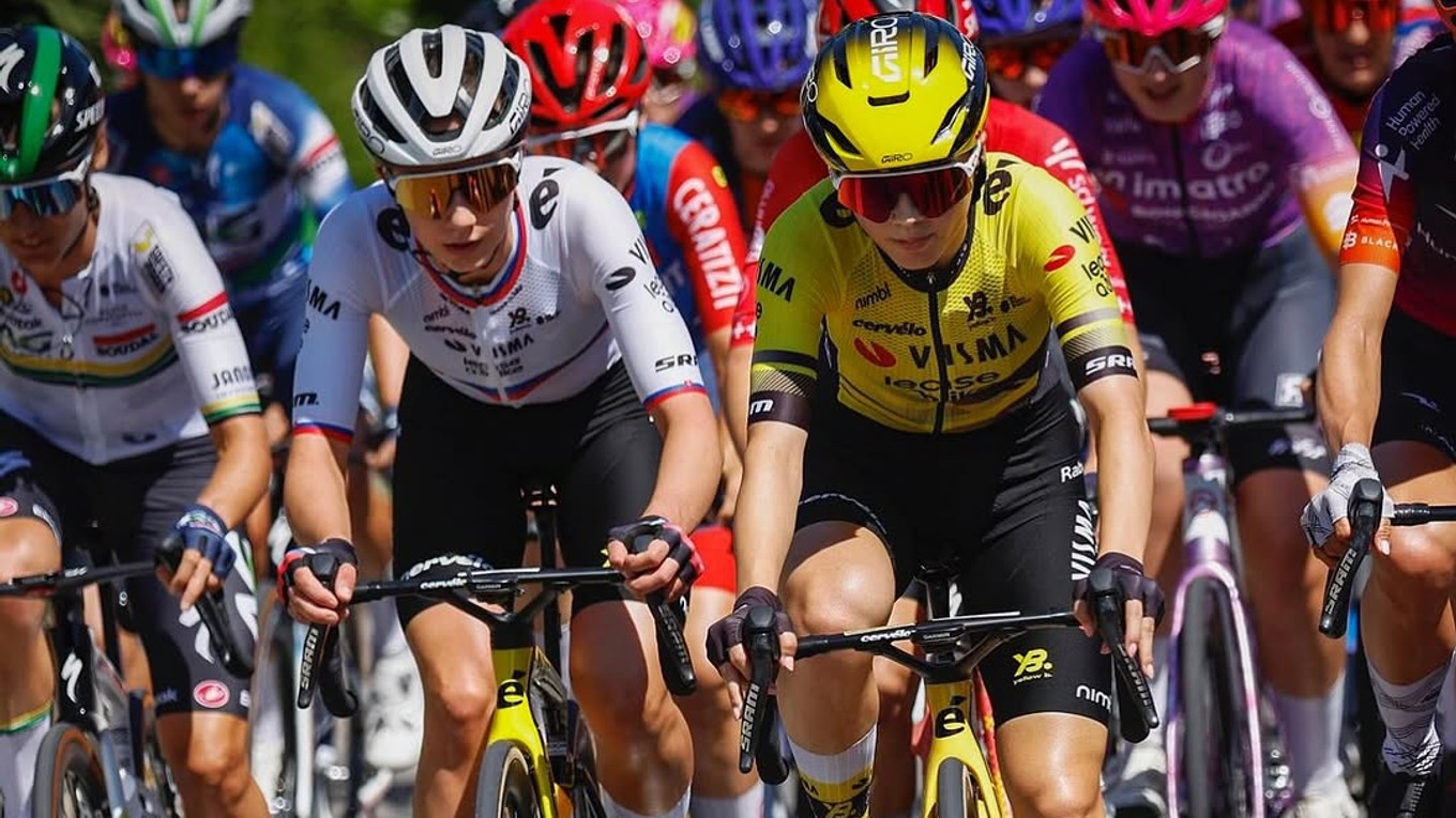 Viktória Chladoňová (vľavo) počas Giro d'Italia Women 2025. 