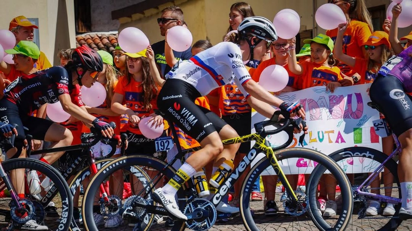 Cyklistka Viktória Chladoňová v drese majsterky Slovenska. 