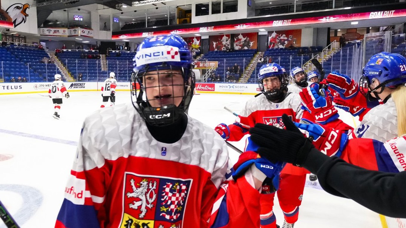 České hokejistky oslavujú gól proti Švajčiarsku.