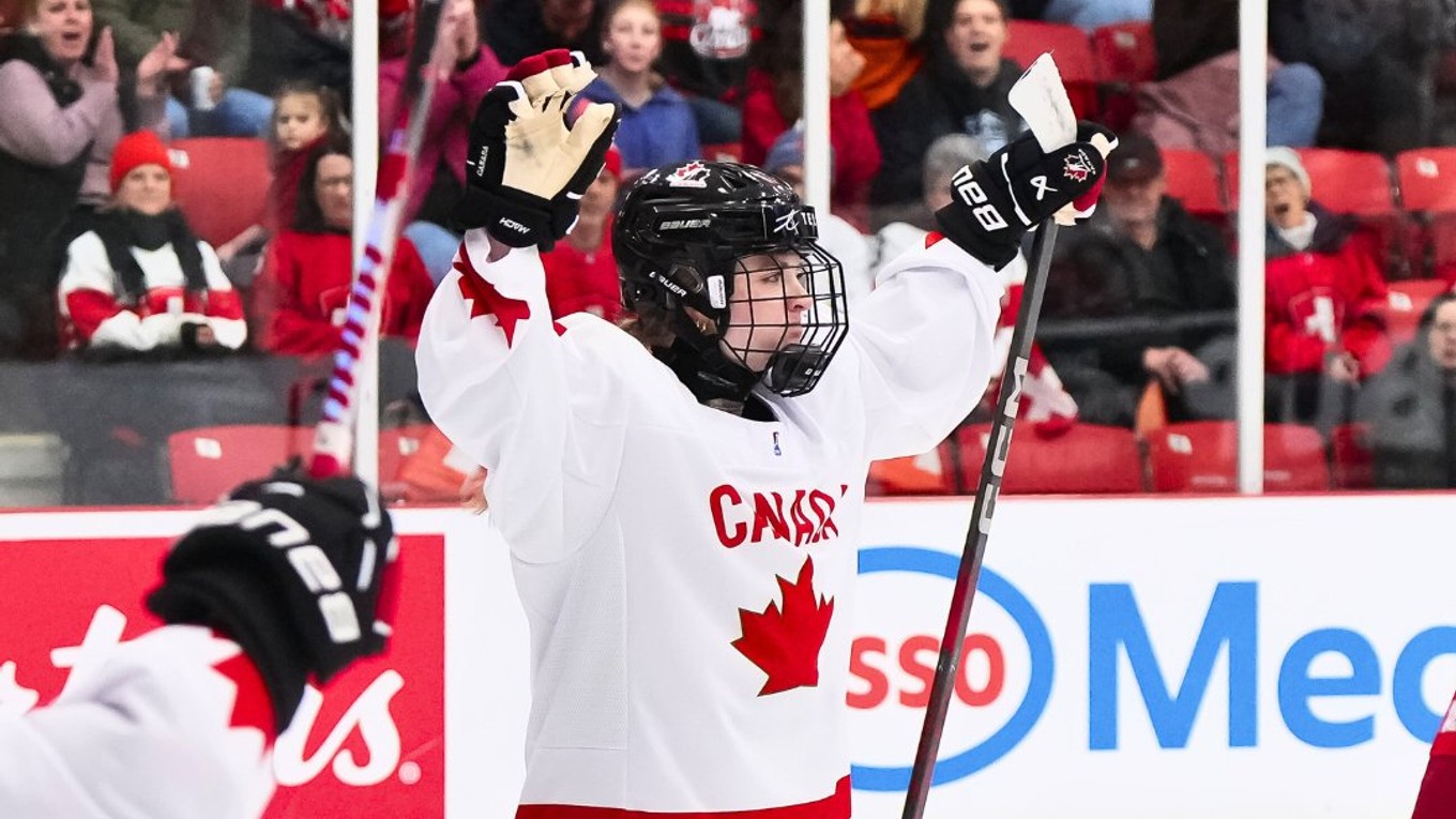 Radosť hráčky Kanady po góle v sieti Švajčiarska.