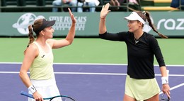 Olivia Nichollsová (vľavo) a Tereza Mihalíková na turnaji v Indian Wells 2025.