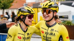 Viktória Chladoňová (vpravo) v drese tímu Visma-Lease a Bike.