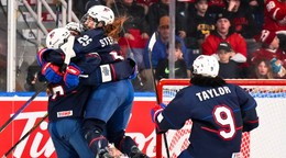 Americké hokejistky oslavujú titul.