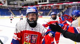 České hokejistky oslavujú gól proti Švajčiarsku.