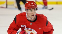 Šimon Nemec v drese Calgary Flames pred štartom sezóny 2026/27. 